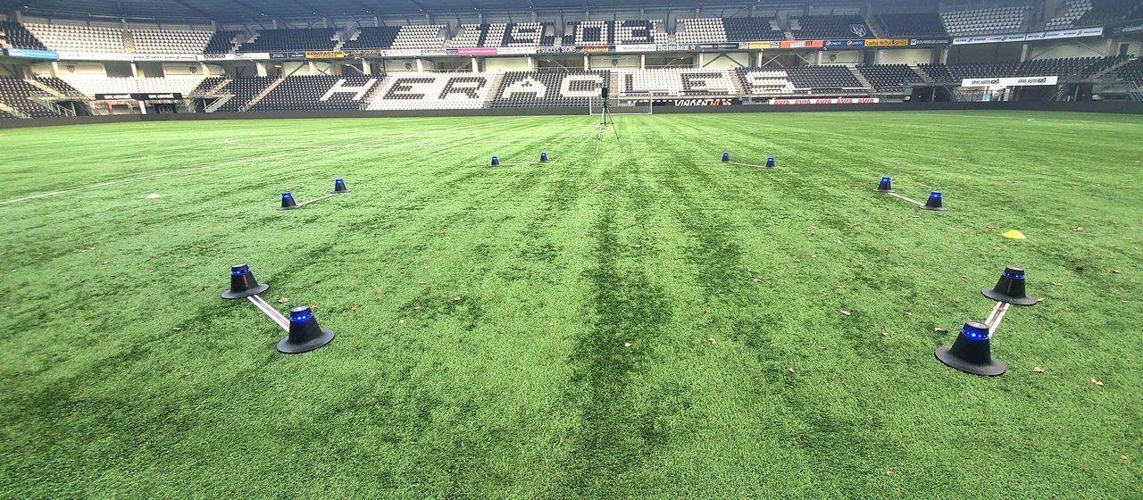 GPS-meetapparatuur op een voetbalveld in een stadion