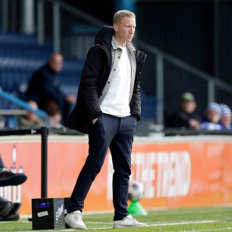 Trainer langs de lijn tijdens een voetbalwedstrijd