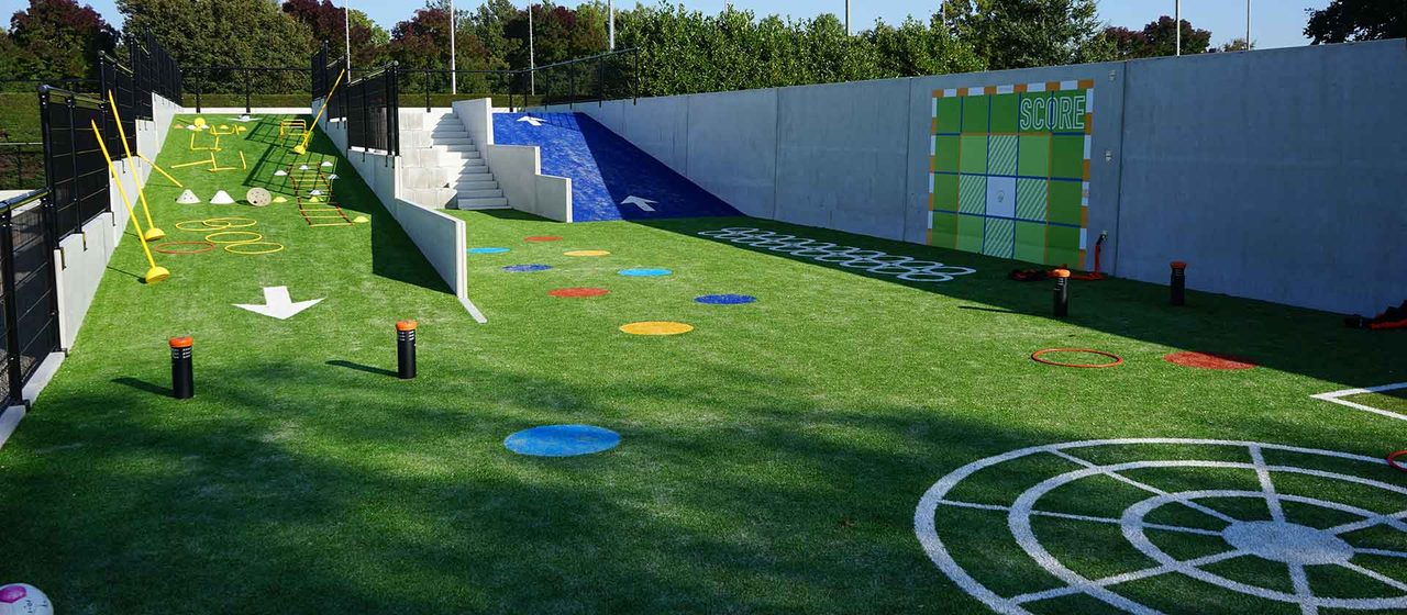 Beweegbaan op een vitaal sportpark met oefenmaterialen en een scorebord